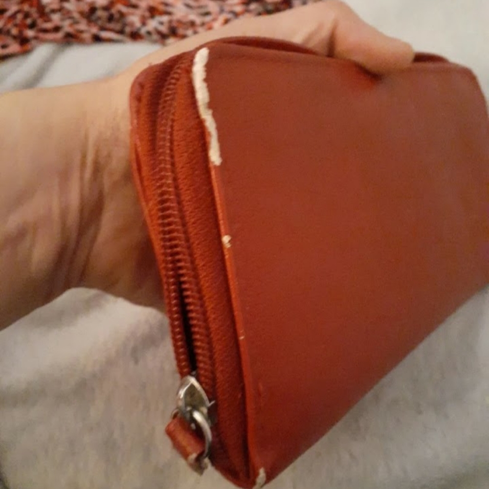 2 Wallets - Picture 3 of 5